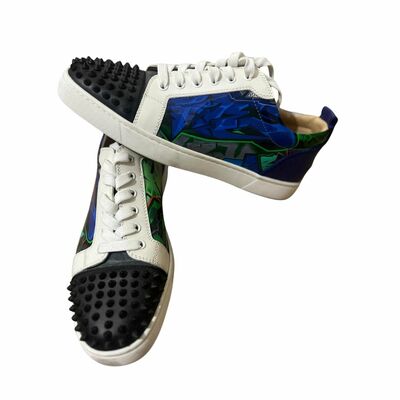 Low top sneakers