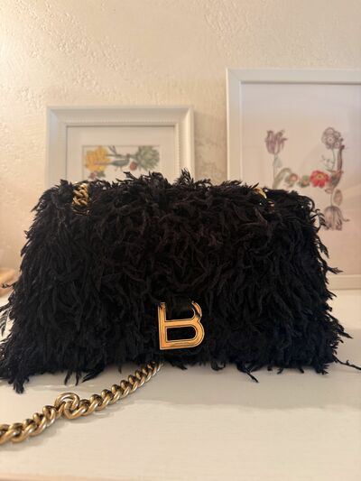 Feathers clutch