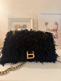 Feathers clutch