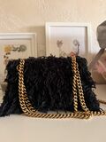 Feathers clutch