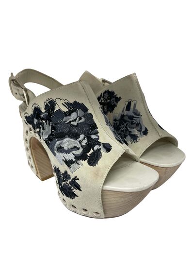 Wedge embroided sandals