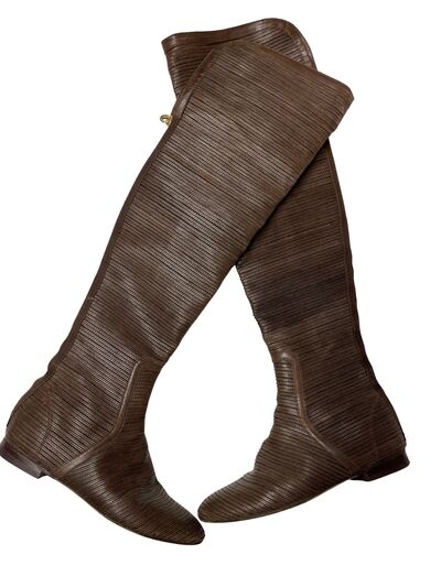 Flat boots