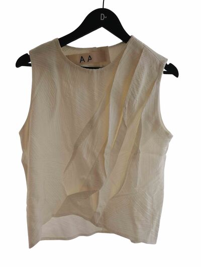 Sleveless blouse