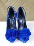 Blue platform pumps