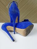 Blue platform pumps