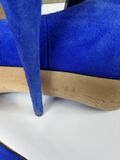 Blue platform pumps