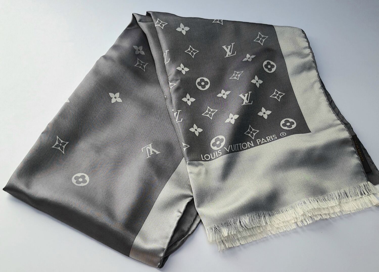 Silk Silk Scarves Louis Vuitton - One size, buy pre-owned at 260 EUR