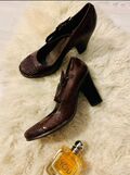 Leather high-heels shoes