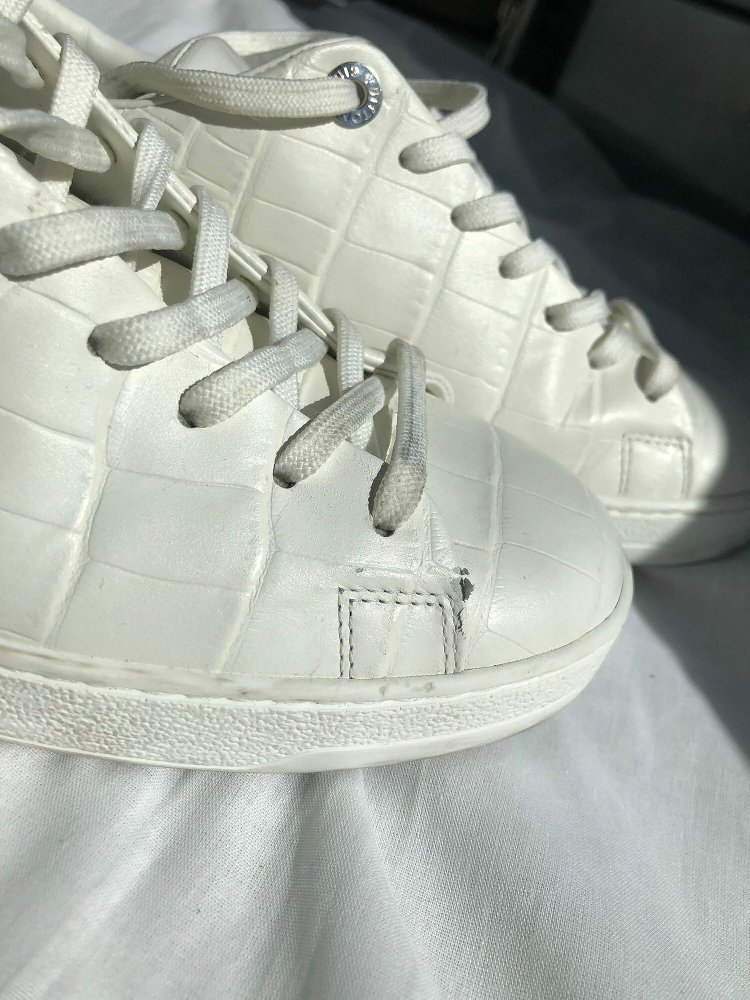 Low top Sneakers Louis Vuitton - 39, buy pre-owned at 250 EUR