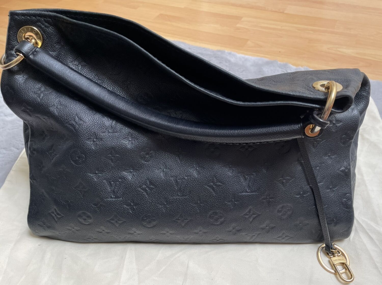 Louis Vuitton Artsy Navy Leather Shoulder Bag (Pre-Owned)