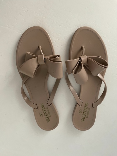 Rubber flat flip flops