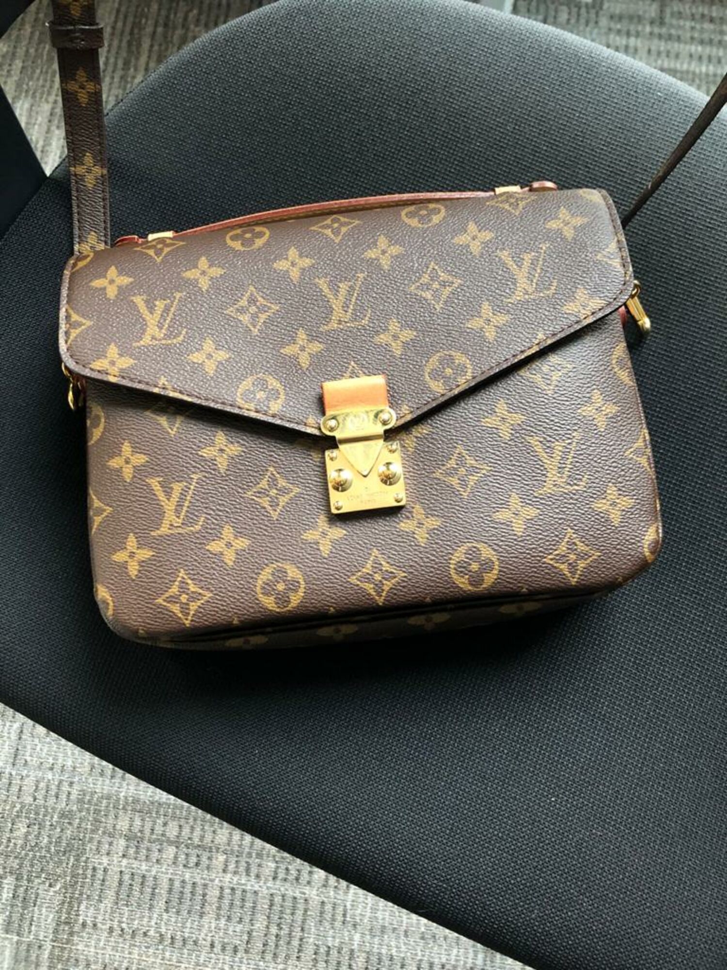 Monogram Pochette Metis Louis Vuitton, buy pre-owned at 1370 EUR