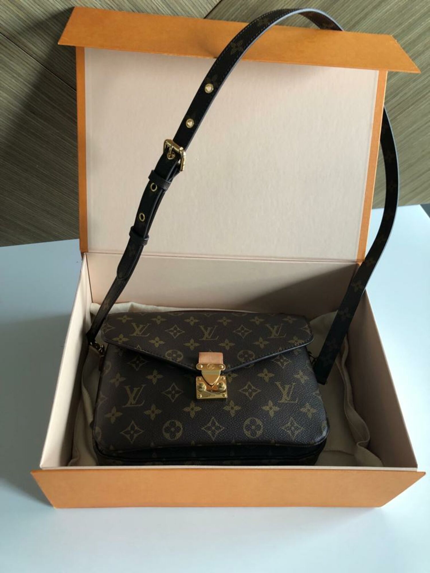 Louis Vuitton Pochette Metis Black . Receipt in hand Bag