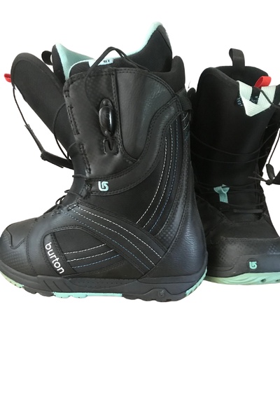 Snowboard boots