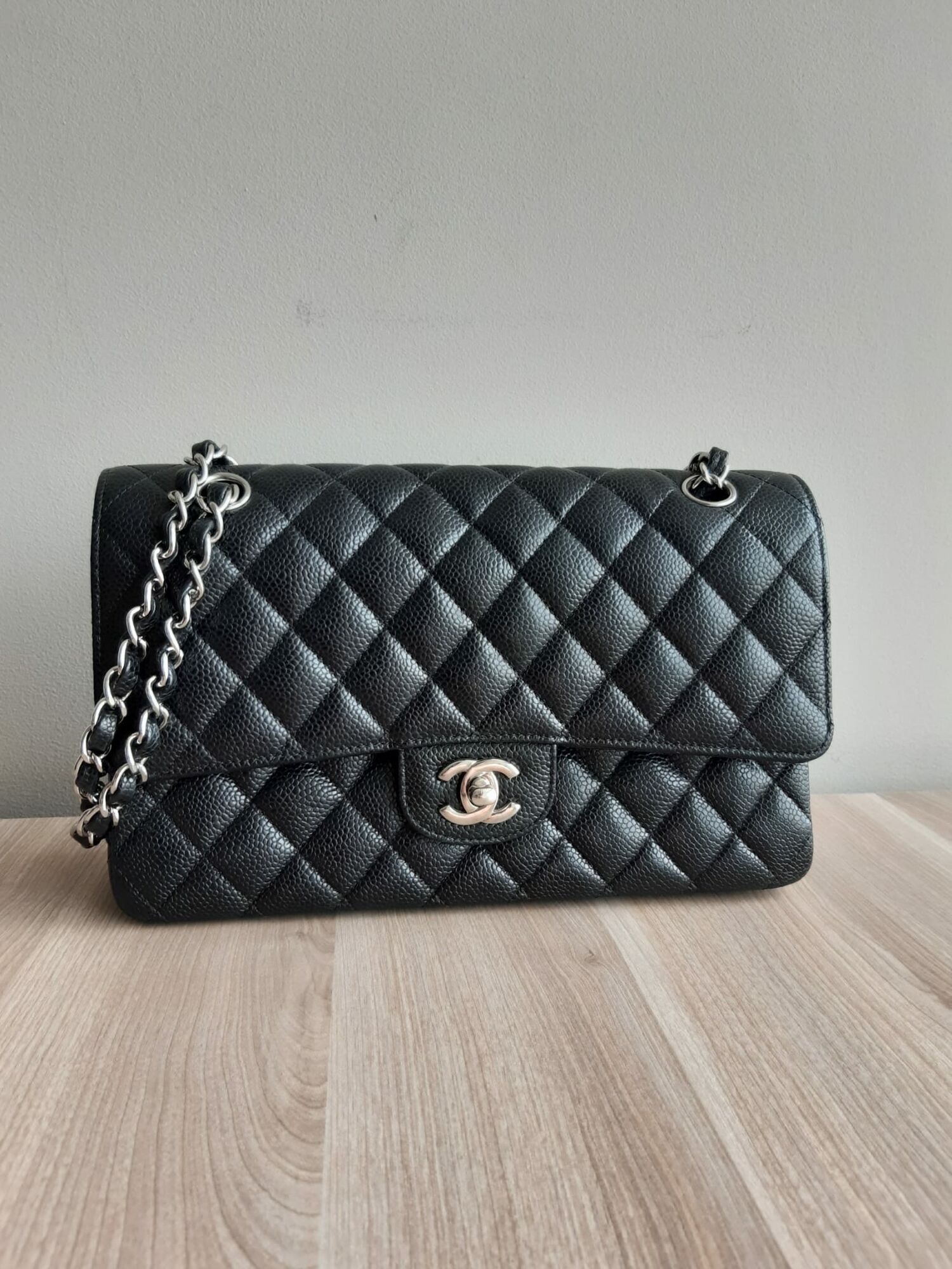 Caviar Quilted Medium Double Flap Chanel, buy pre-owned at 3800 EUR