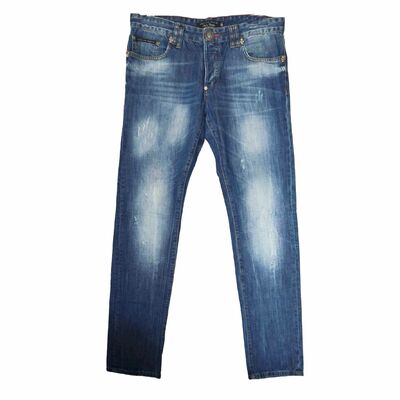 Blue jeans with metallic accessories