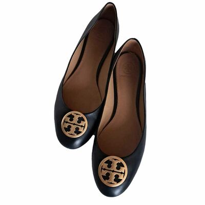 Leather ballet flats with metallic logo