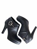 Ankle boots with metal accessory