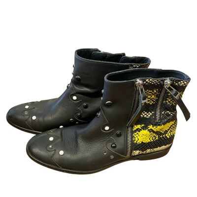 Sudded ankle boots
