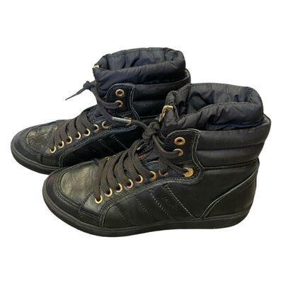 Sporty boots